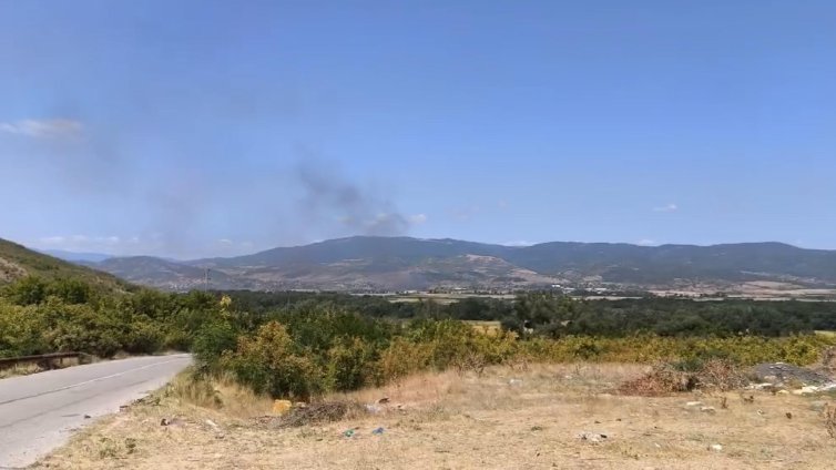 Пожар затвори Подбалканския път край Сливен