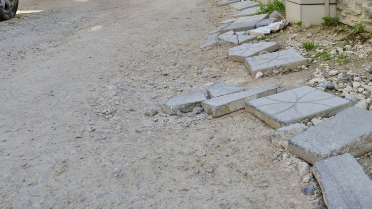 Ремонт след ремонт: Разкопани и изоставени улици в Кърджали