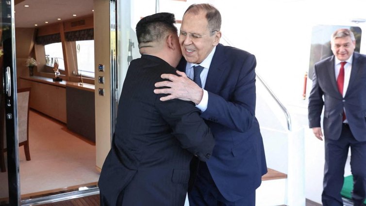 Ким Чен-ун увери Лавров, че Северна Корея е плътно зад Русия във войната с Украйна