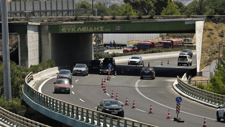 Български камион се запали на магистрала в Гърция
