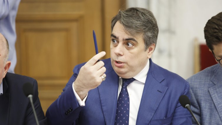 Асен Василев: При ГЕРБ бяхме на постна пица, при Радев сме на капково напояване