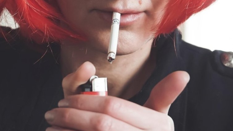 Франция забрани цигарите и на плажове, паркове и спирки