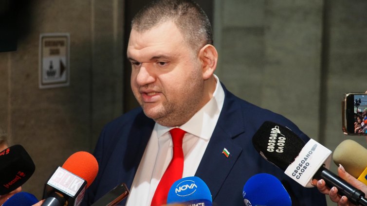 Стотици от ДПС: Подкрепа за нашия лидер Делян Пеевски! "Не" на омразата!