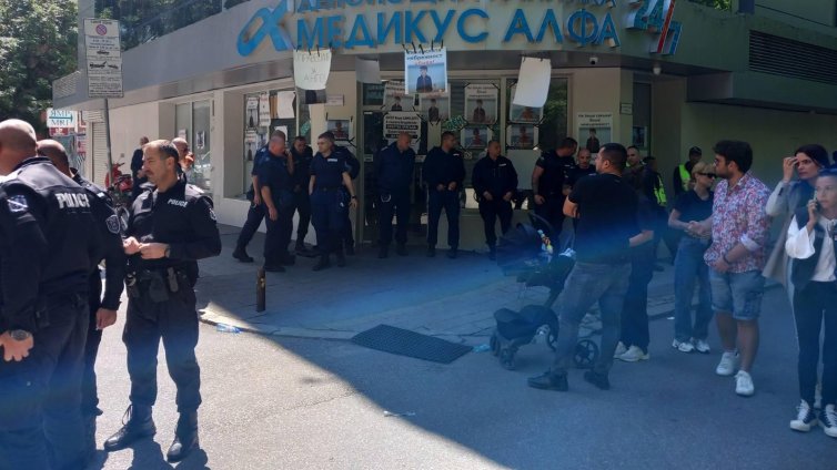 На протеста в Пловдив: В знак на съпричастност полицаите свалиха шапки