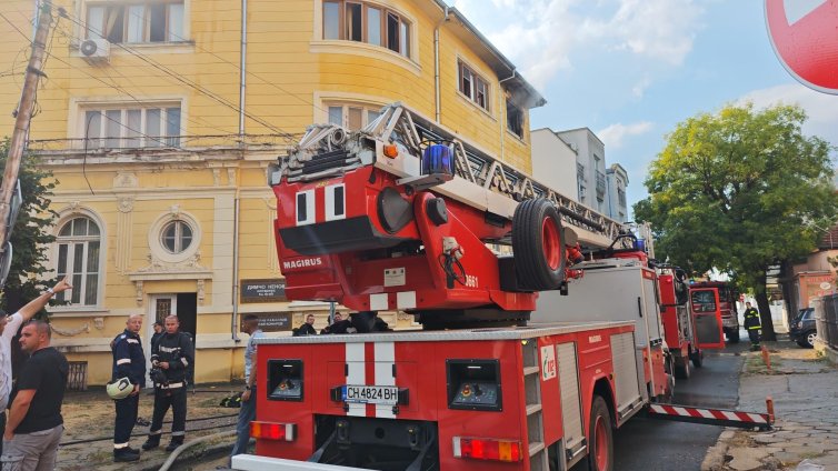 Пожар в кооперация в Банско, изпратени са екипи от пожарната
