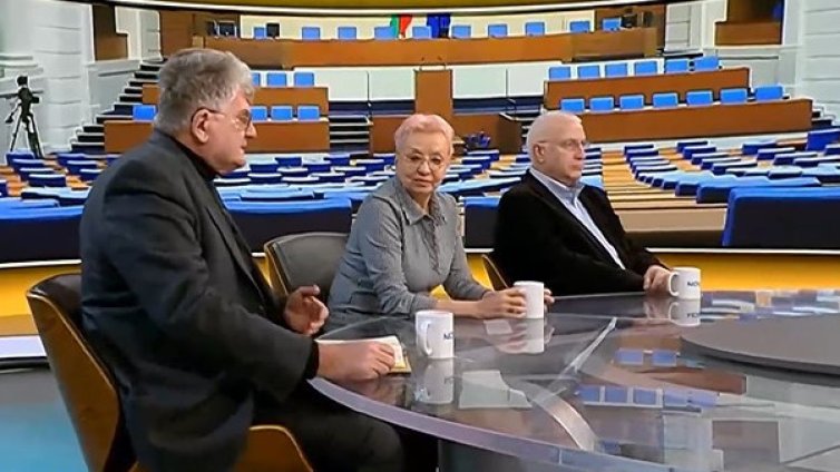 Стратегията на Румен Радев - говори малко, за да печели повече