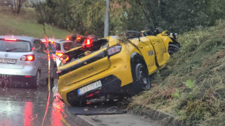 Зрелищна катастрофа на "Цариградско", кола излетя от мост