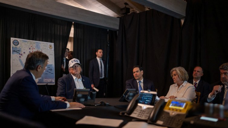 Сгушен в Мар-а-Лаго, Тръмп превърна клуба си в импровизирана ситуационна стая