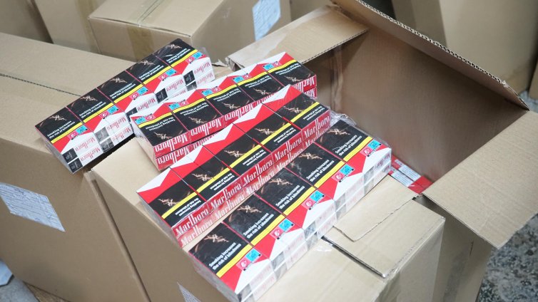 Разбиха нелегална фабрика за цигари в Дупница при мащабна акция на МВР 