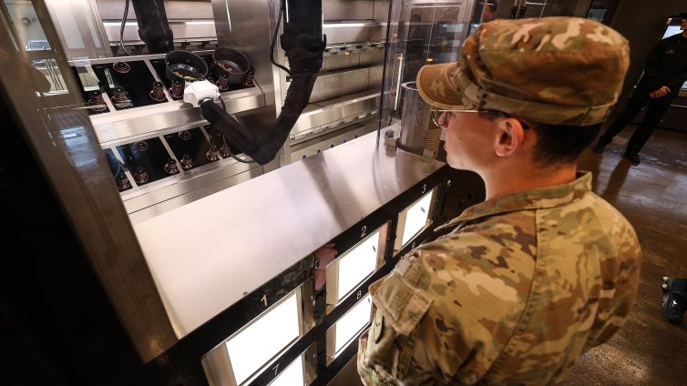 YFQ-44: САЩ демонстрират нов изтребител-дрон с AMRAAM