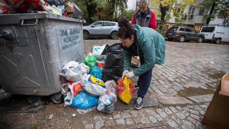 Доброволци почистиха столичния квартал "Лагера" СНИМКИ