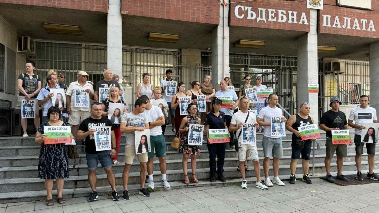 Разпитват свидетели по делото "Сияна", преди това - протест