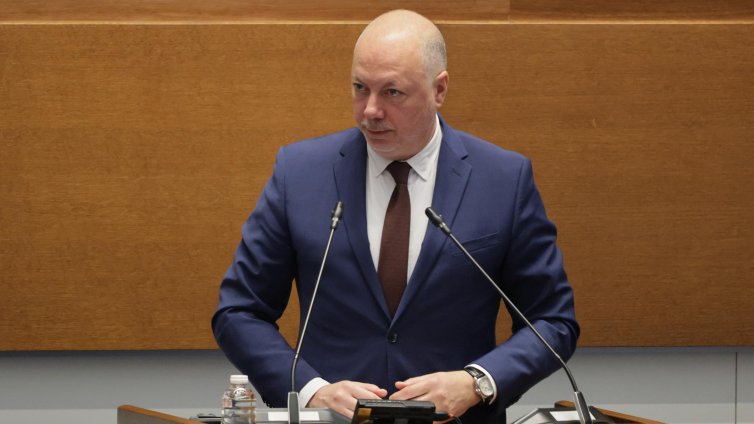 Напрежение в НС: Белобрадова даде за подпис оставката на Желязков 