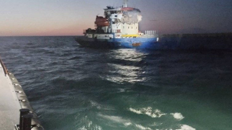 Търговски кораб се запали в Черно море при руска атака с дронове