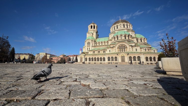 В кадър: Площад "Ал. Невски" е празен, няма паркирани коли
