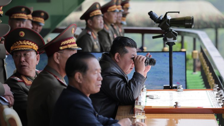 Как Северна Корея провали пускането на военен кораб на вода?