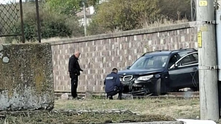 21-годишен с BMW прелетя над трева, удари се в стена и падна на ЖП линията в Хисаря