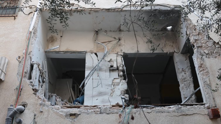 Двама души са убити при иранска ракетна атака срещу Израел