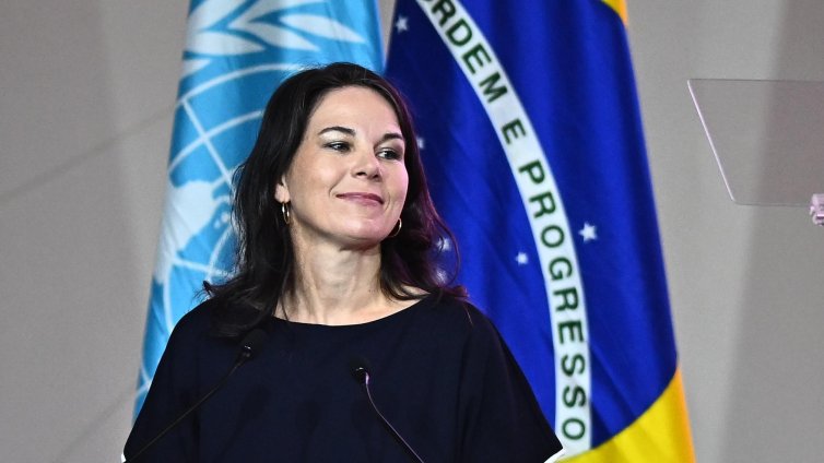 Аналена Бербок: Украйна не трябва да отстъпва територия 