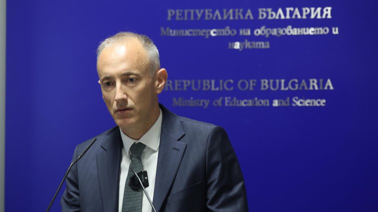 Министърът на образованието категоричен: Свещеници няма да влизат в училищата
