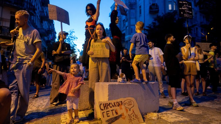 31 дни протести в Украйна: Защо уволнението на Федоров предизвика гняв срещу Зеленски