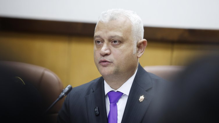 Емил Дечев: Има противоречия за полетите на Пеевски и паспорта на Атанасова