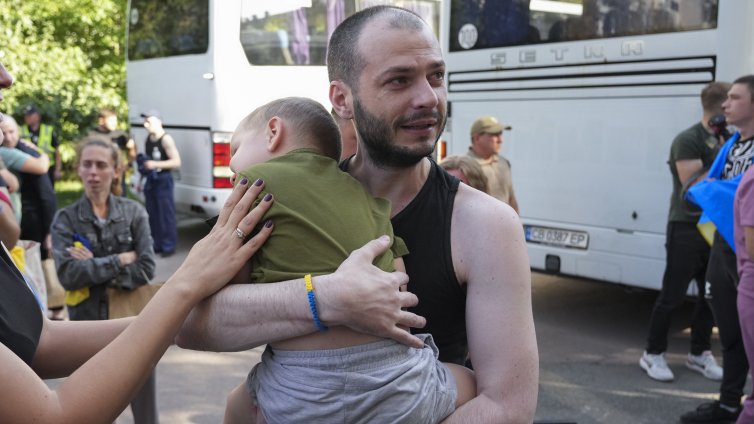 Проверка на границата: Напускат ли младите хора Украйна?