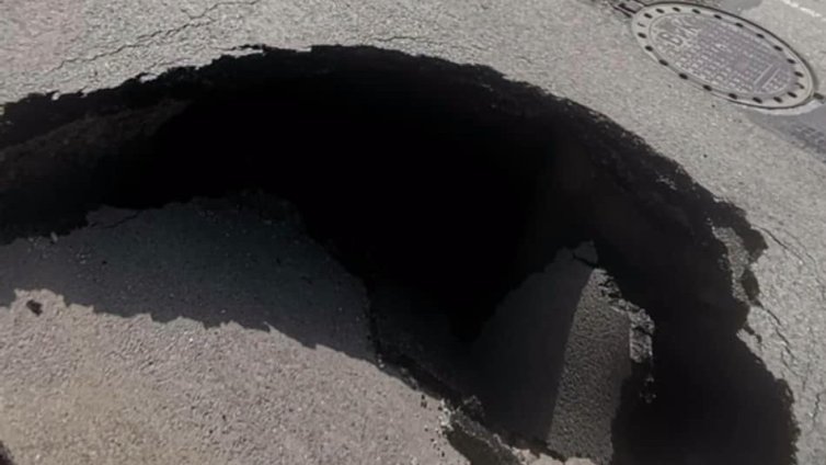 Огромна дупка зейна на столичния бул. &ldquo;Ал. Малинов&rdquo; ВИДЕО