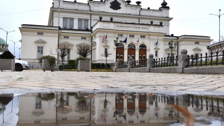 Трайчо Трайков алармира: Сградата на НС се руши, има напукани стени