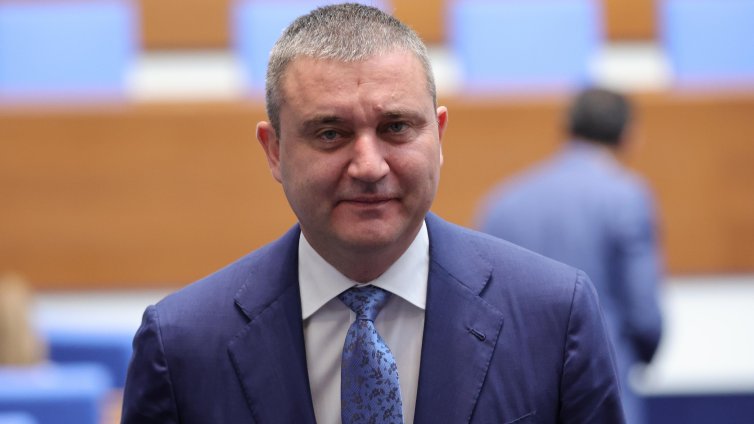 Горанов: Това е фискална вакханалия, Йотова да наложи вето