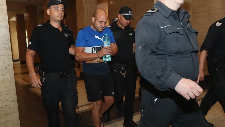 В кадър: Подпалвачът Стоян Денчев от Велико Търново се яви в съда