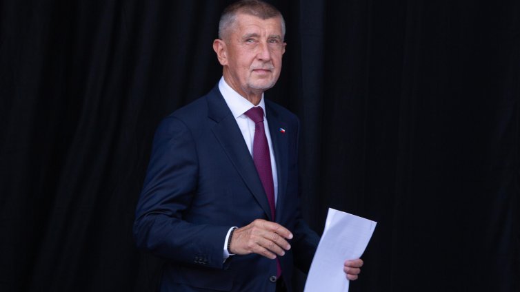 Мъж с бастун нападна Андрей Бабиш и го прати в болница