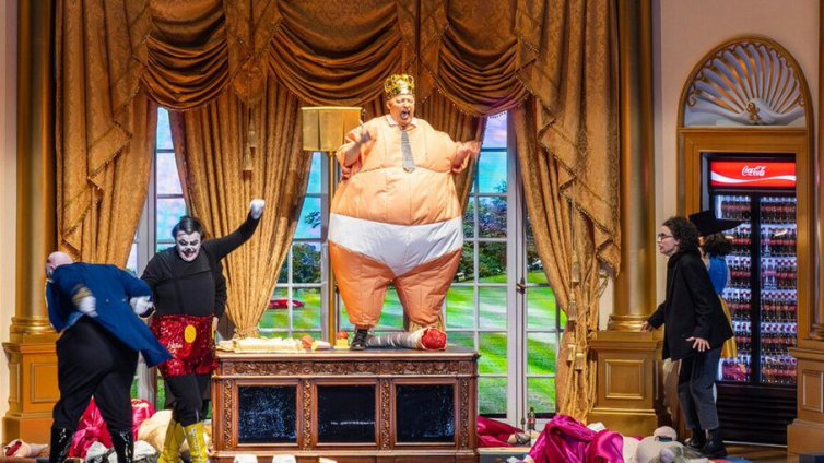 Ненаситен президент-крал: В Хамбург представиха опера, осмиваща Тръмп