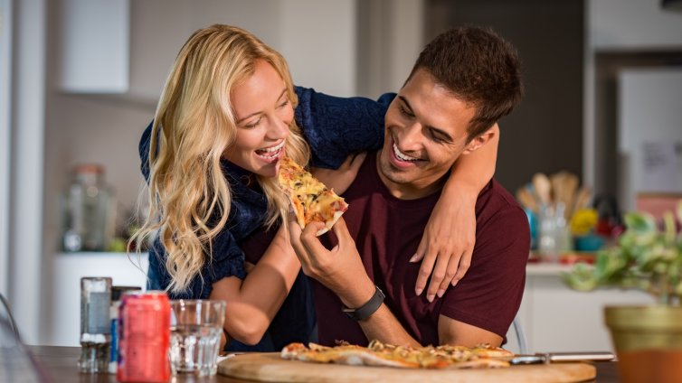 Трикове, с които да намалите обилното хранене късно вечер