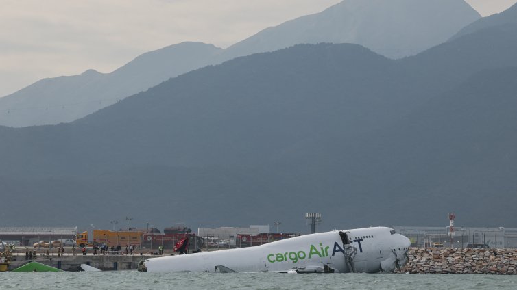 Самолет помете в морето кола на писта в Хонконг