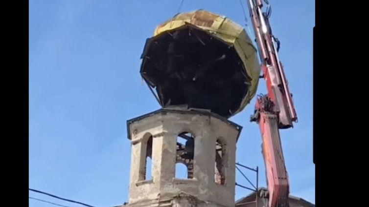 Некадърност: Кран изпусна купола на над 160-годишна църква в с. Голема Раковица ВИДЕО