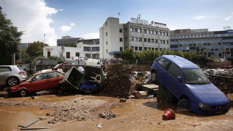 Защо при всеки проливен дъжд Атина се наводнява, улиците стават реки?