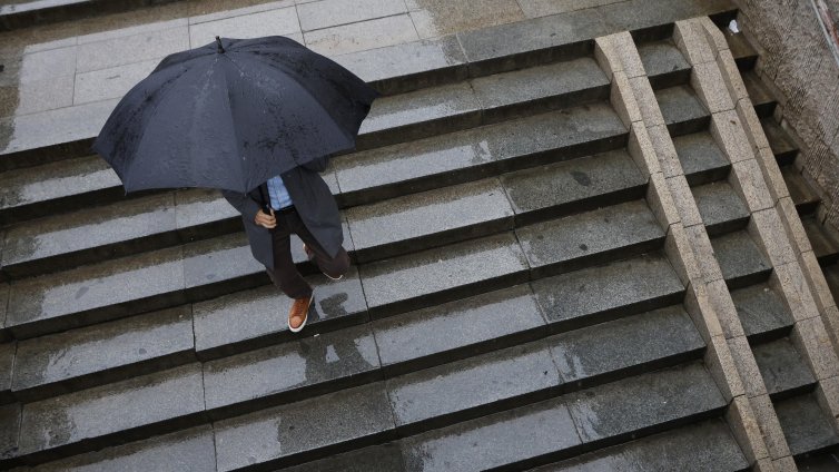 Времето в събота остава облачно, на много места ще вали и дъжд