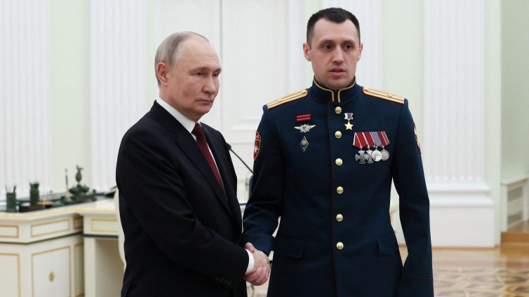 Путин похвали войниците, които се бият в Украйна, "защитават бъдещето на Русия&ldquo;
