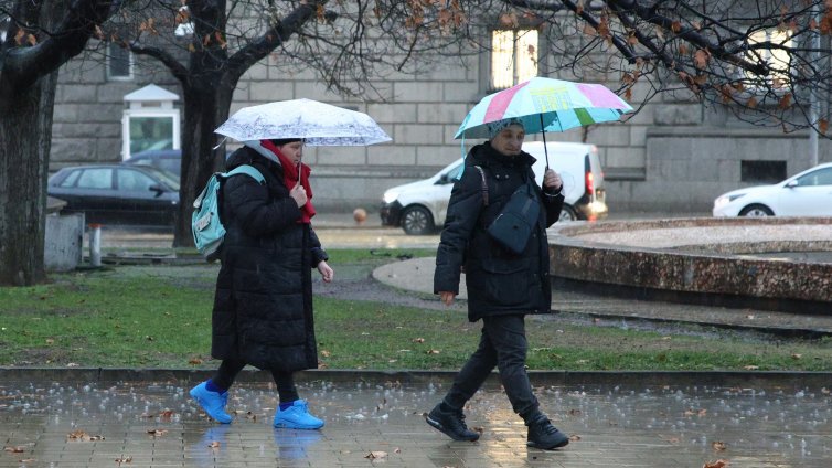 Днес ще е по-студено, на север дъжд, в планините сняг