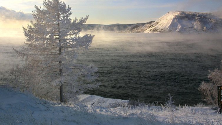 След счупване на леда: 8 души загинаха при потъване на автобус в езерото Байкал