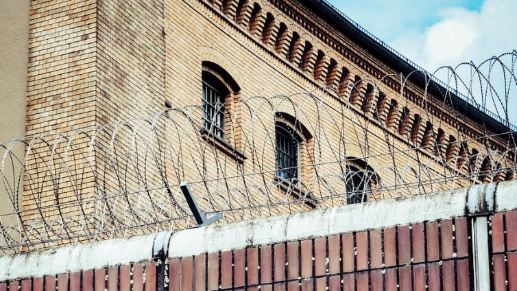 Двойка от САЩ хвърли 62-годишния си съсед от балкона