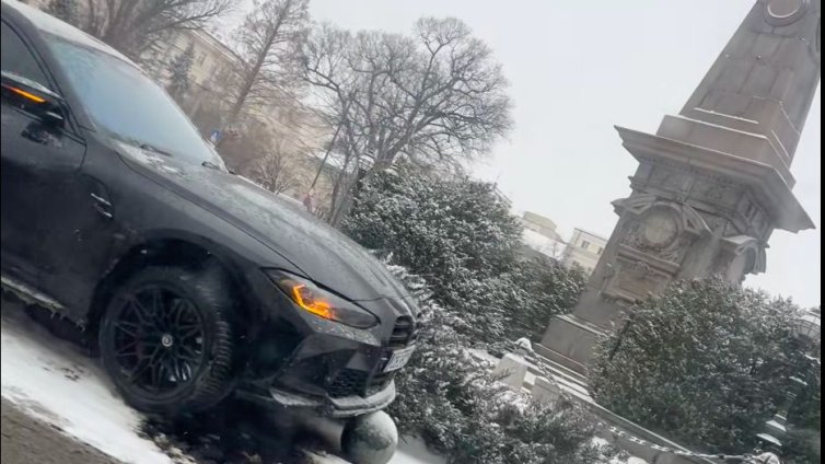 Лек автомобил BMW се заби в паметника на Левски 