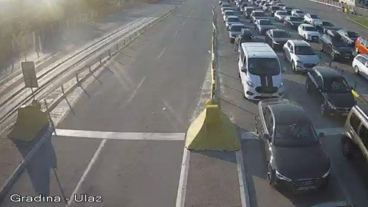 Засилен трафик на две ключови граници: Къде се образуват опашки за камиони