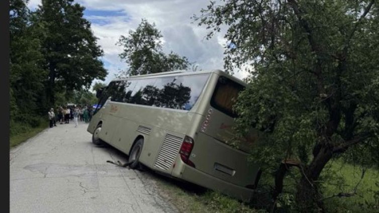 Автобус с над 30 пътници катастрофира край Боженци 