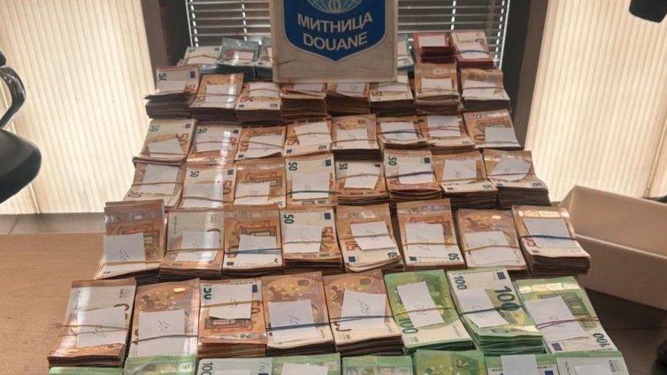 Хванаха недекларирано евро за над 1 млн. лв. на Капитан Андреево