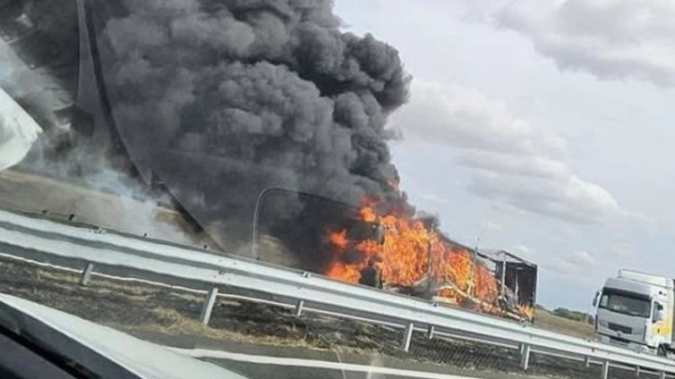 Километрични задръствания заради горящ тир на АМ "Тракия" 