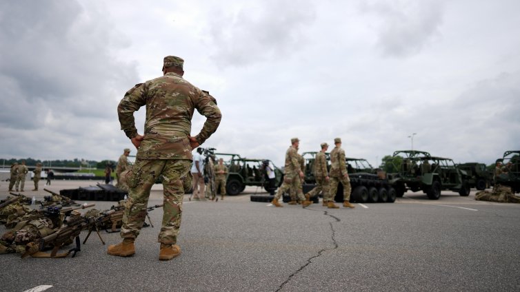 Защо Пентагонът поръчва пици, когато интернет следи всяко движение?