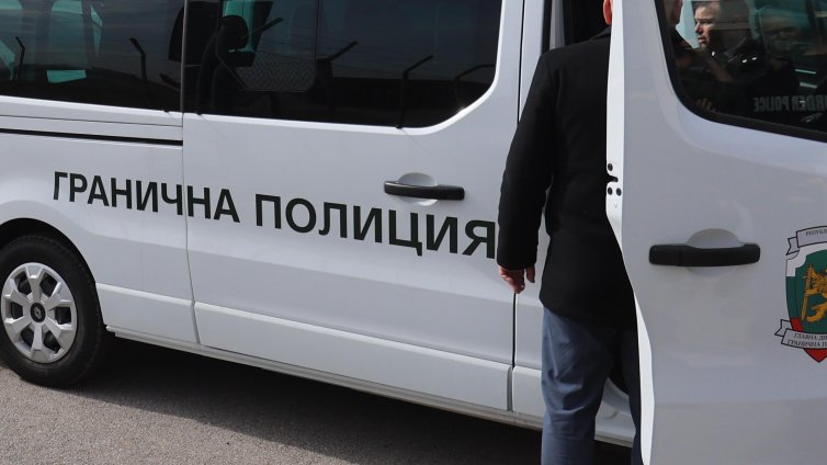 Заловиха 10 мигранти в български минибус в румънския град Калафат