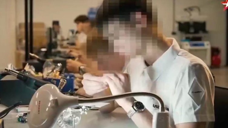 „Сталин живее във вашето ДНК“: Руски тийнейджъри сглобяват дронове "Шахед"